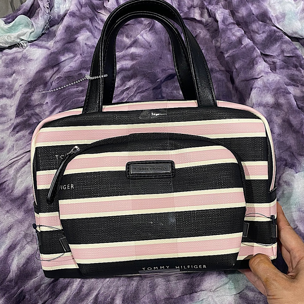 Tommy Hilfiger makeup bag set! NWT ✨
